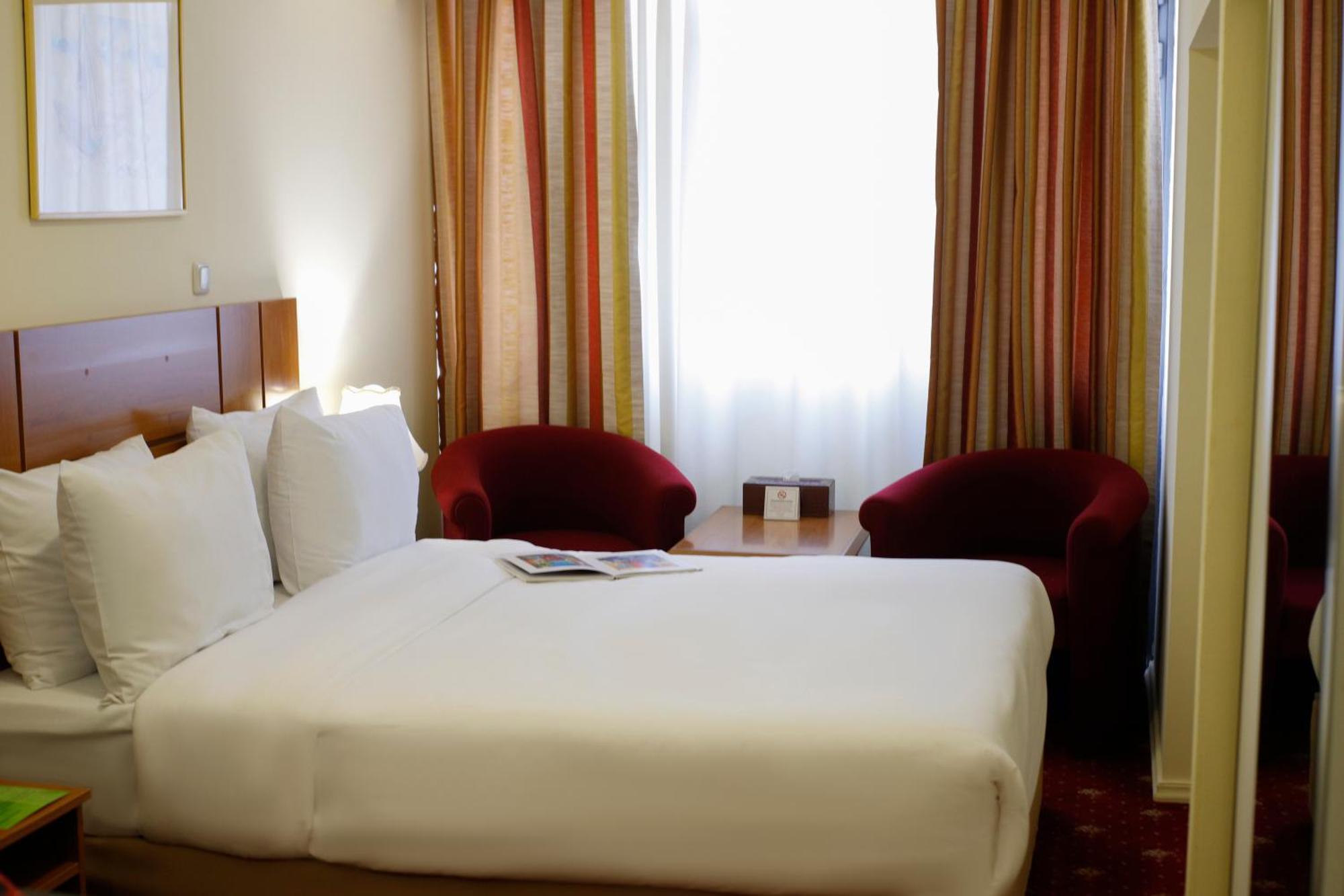 Ani Plaza Hotel Yerevan Exterior foto